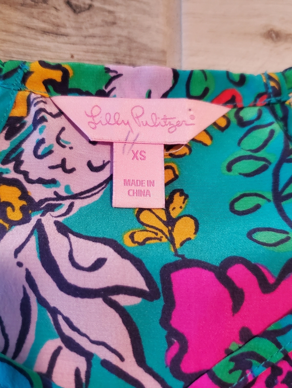 Lilly Pulitzer Dusk 100 % Silk Tank Top Shake Your Tail Feathers XS Green Parrot - Picture 6 of 8